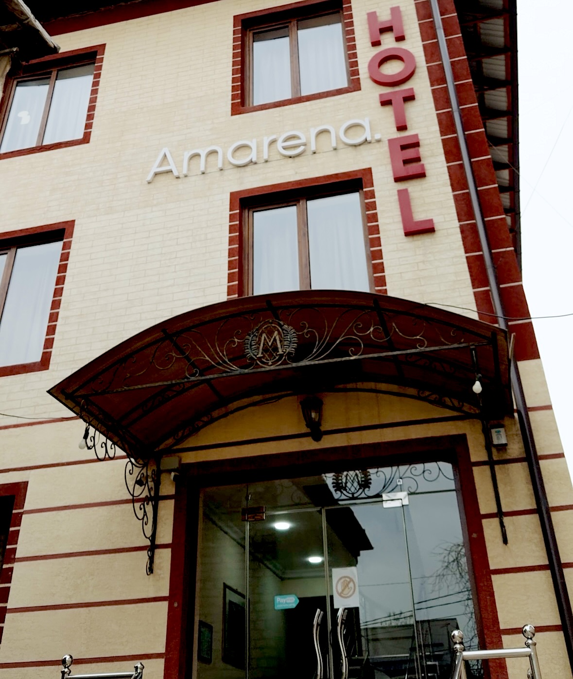 Фасад отеля Amarena с вывеской и входом